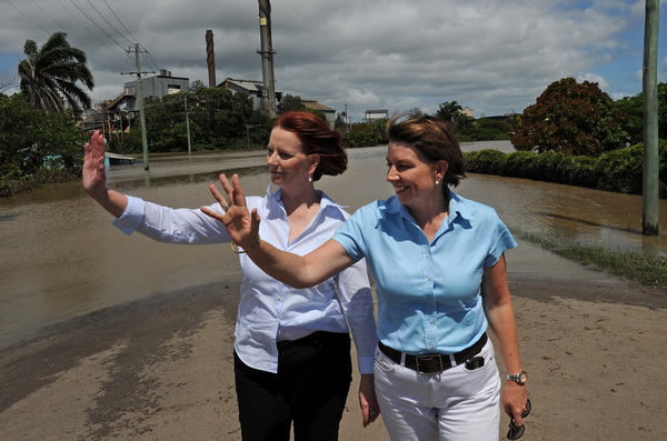 Премьер-министр Австралии Джулия Гиллард (слева), премьер–министр Квинсленда Анна Блай (справа). Фото: TORSTEN BLACKWOOD/AFP/Getty Images