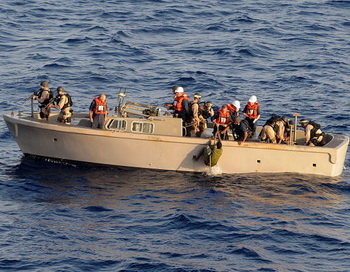 Голландский корабль уничтожил плавучую базу сомалийских пиратов
