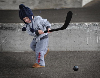 Канадская компания отзывает опасные для здоровья детские хоккейные клюшки. Фото: MARK RALSTON/AFP/Getty Images