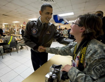 Президент США Барак Обама на авиабазе Баграм в Афганистане. Фото: JIM WATSON/AFP/Getty Images