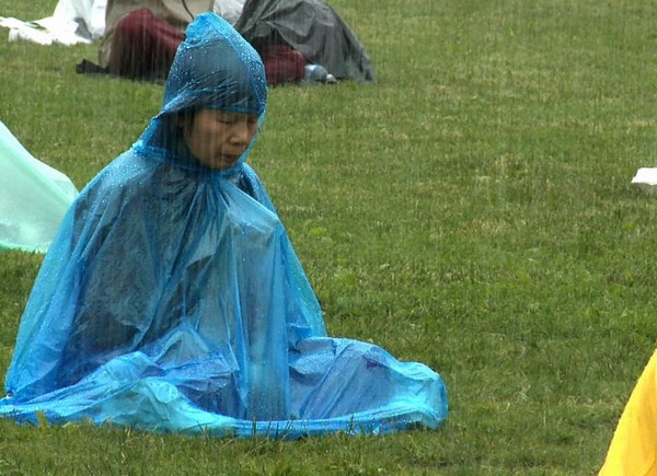 Последователь Фалуньгун медитирует под проливным дождем возле Парламентского холма 24 июня во время визита Ху Цзиньтао в Канаду для участия в саммите G20. Фото предоставлено телекомпанией NTDTV