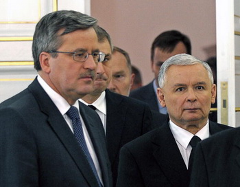 Суд Варшавы обязал Качиньского опровергнуть обвинения в адрес Коморовского