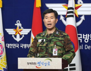 Пресс-конференция адмирала Ли Ки-Сик в связи с затоплением корабля ВМФ Южной Кореи. Фото: LEE JONG-SEONG/AFP/Getty Images