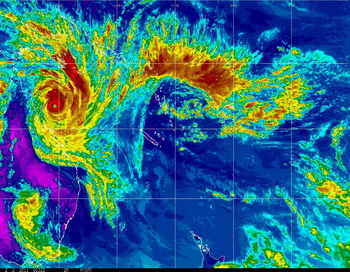 Циклон «Яси» (Yasi). Вид из космоса: 2 февраля сателлит GOES Национального управления океанических и атмосферных исследований (NOAA) передал изображение циклона пятой категории, приближающегося к северному побережью штата Квинсленд в Австралии. Мощный циклон, как ожидается достигнет региона в течении 24 часов со скоростью 295 км/ч. Фото: NOAA via Getty Images