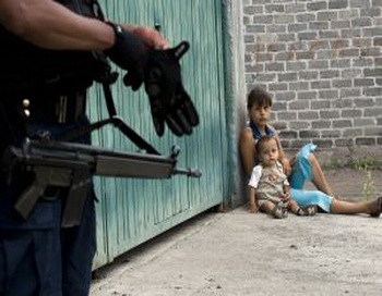 Дети наблюдают за мексиканским полицейским в штате Мичоакан. Согласно «Трансперенси Интернешнл» профессия полицейского является самой коррумпированной в мире. Фото: Luis Acosta/AFP/Getty Images