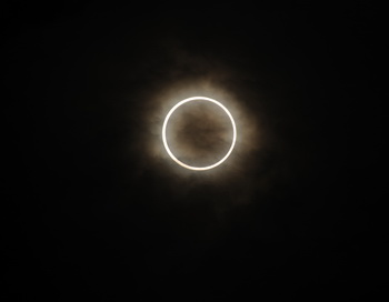 Кольцеобразное солнечное затмение. Фото: Masashi Hara/Getty Images News