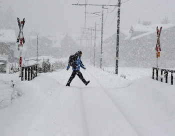  В Забайкальском крае обрыв питающей линии произошёл из-за налипания мокрого снега на провода. Фото: Yuri Kadobnov/AFP/Getty Images