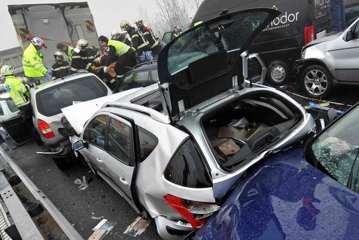 Швейцария: число пострадавших в столкновении 50 автомашин возросло до 11 человек
