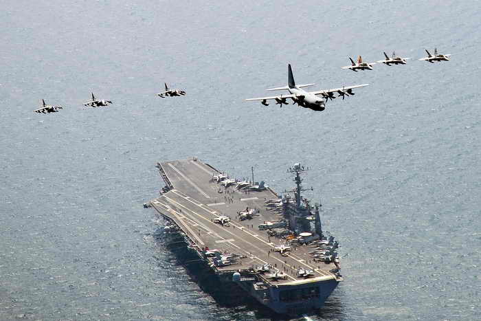 ВМС США и Южной Кореи начали совместные учения в Жёлтом море. Фото: Charles Oki/Getty Images
