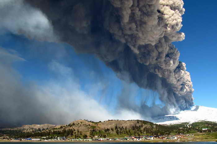 Тысячи жителей Чили и Аргентины эвакуированы из-за извержения вулкана Копауэ. Фото: Antonio Huglich/AFP/Getty Images