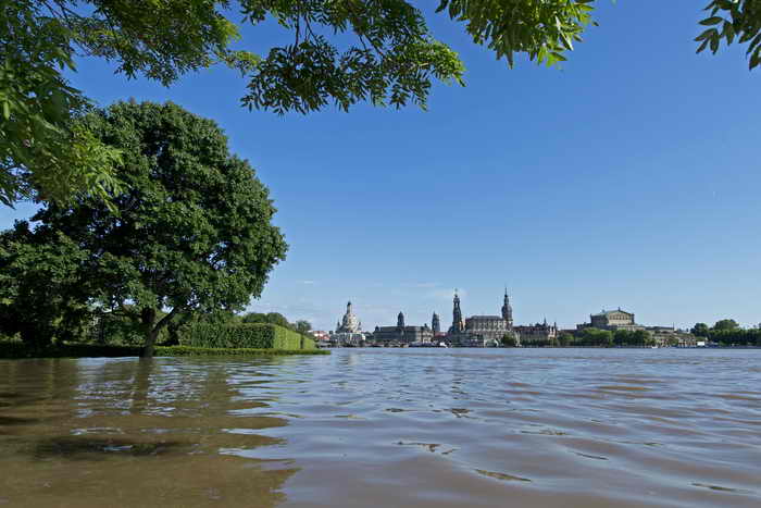Наводнение в Германии: 30 тысяч человек эвакуированы в Галле. в Дрездене вода поднялась до отметки 8,43 метра. Свыше 650 человек были эвакуированы в безопасное место. Фото: ROBERT MICHAEL/AFP/Getty Images