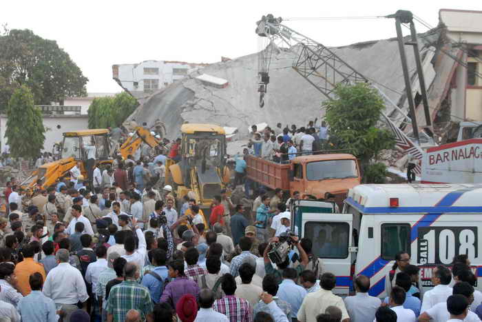 В Индии рухнула больница, под завалами оказались женщины и дети.  Фото: STRDEL/AFP/Getty Images