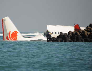 Найдены самописцы упавшего на Бали индонезийского самолёта. Фото: SONNY TUMBELAKA/AFP/Getty Images
