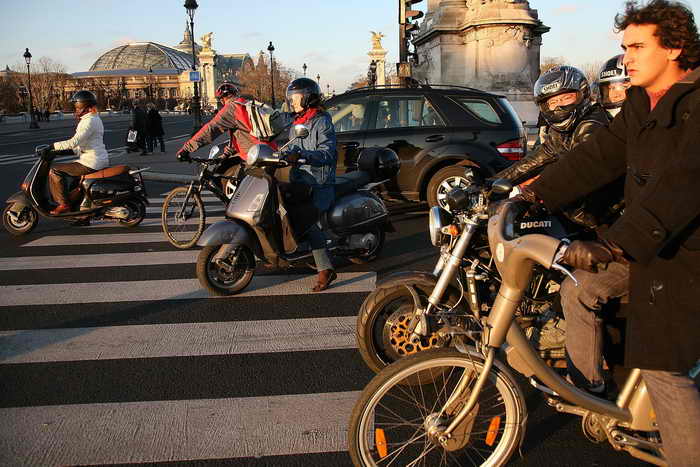  В целях снижения ДТП Госдумой был принят закон о введении прав для водителей мопедов, скутеров, лёгких квадроциклов. Фото: Julien Hekimian/Getty Images