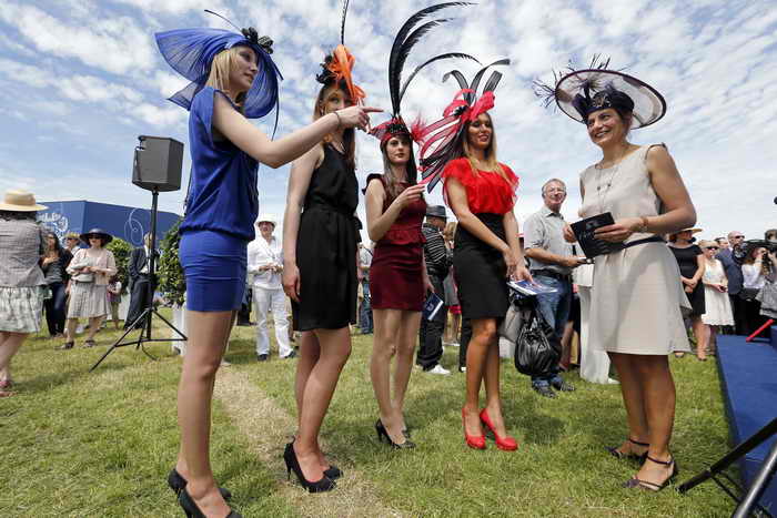Париж.Женщины в шляпах. Фото: FRANCOIS GUILLOT/AFP/Getty Images 