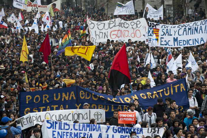 Чили: студенты требуют проведения реформы образовательной системы. Фото: MARTIN BERNETTI/AFP/Getty Images