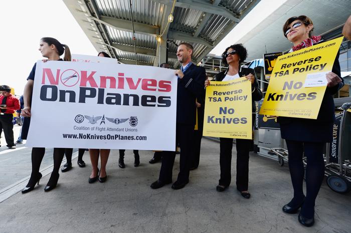 Бортпроводники США выступили против провоза карманных ножей на борту самолёта