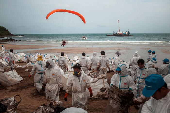 Пляжи Таиланда очистят от нефти к концу недели