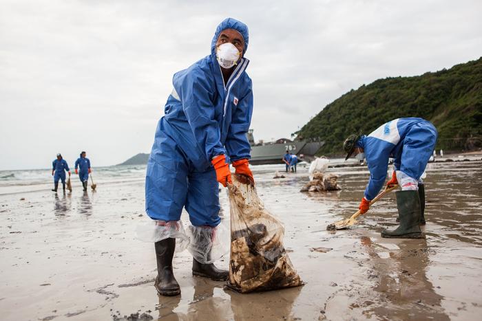 Пляжи Таиланда очистят от нефти к концу недели