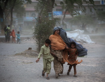 Жители Пакистана во время пыльной бури. Фото: FAROOQ NAEEM/AFP/GettyImages)