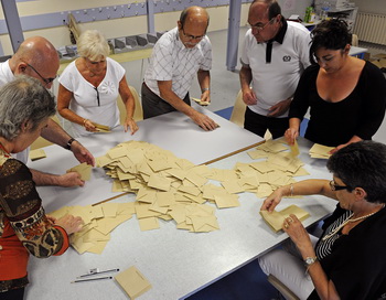 Подсчёт голосов на избирательном участке во Франции 11 июня 2012 года. Фото: BORIS HORVAT/AFP/GettyImages