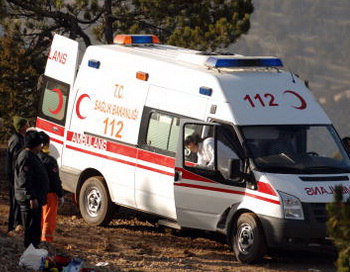Машина скорой помощи на месте происшествия. Фото: Burak Kara/Getty Images