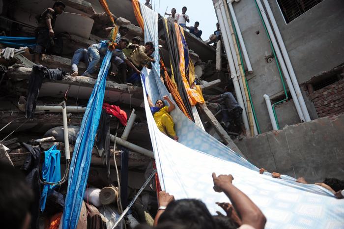 Более 82 человек погибли в Бангладеш под обрушившимся зданием