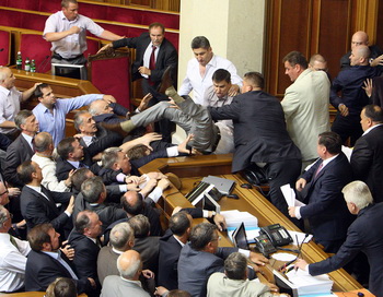 Депутат Рады Украины получил на заседании ранение в голову