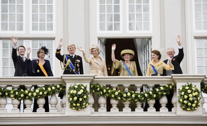 Королева Нидерландов отреклась от престола в пользу сына
