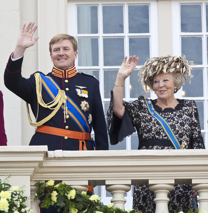 Королева Нидерландов отреклась от престола в пользу сына