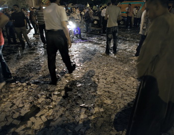 Тысячи листовок покрывают штаб Ахмеда Шафика после разгрома 28 мая 2012 года. Фото: MARCO LONGARI / AFP / GettyImages