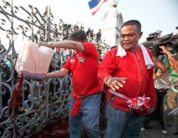 Одетые в красные рубашки сторонники экс-премьер-министра Таксина Чинавата требуют отставки нынешнего главы правительства Абхисита Ветчачивы и проведения новых выборов. Фото: Athit Perawongmetha/Getty Images
