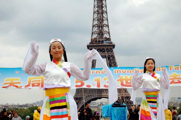 В Париже отпраздновали день Фалунь Дафа. Фоторепортаж