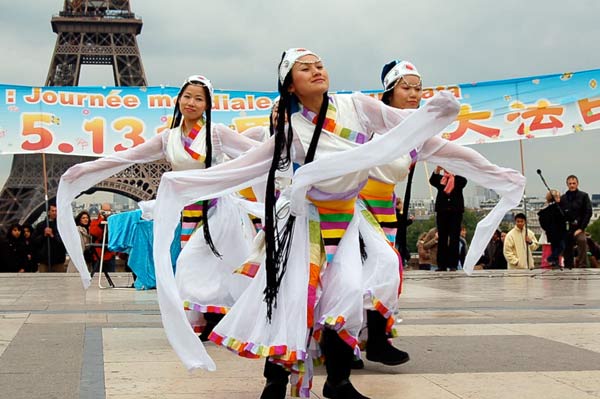 В Париже отпраздновали день Фалунь Дафа. Фоторепортаж