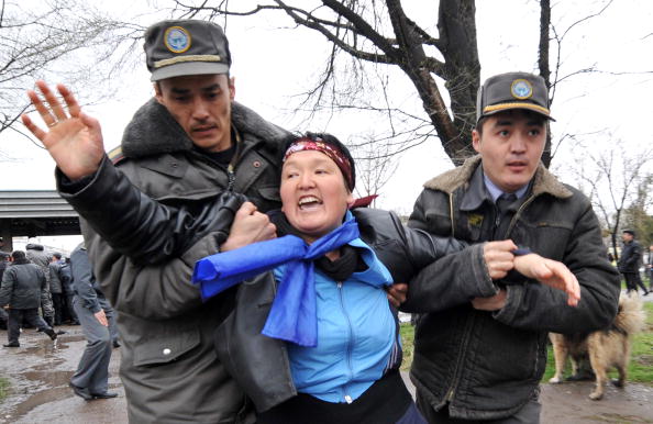 В результате кровопролитных столкновений в Киргизии погибли 68 человек, 527 ранены. Фоторепортаж