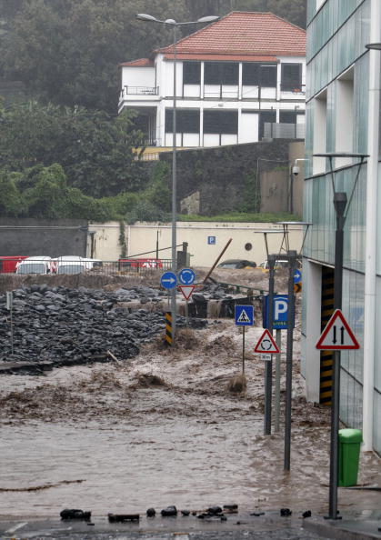На острове Мадейра количество жертв наводнения и оползней составило около 40 человек. Фоторепортаж