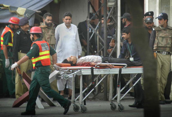 В Пакистане освобождены обе мечети, число жертв достигло 80. Фоторепортаж
