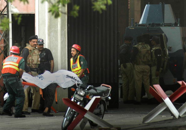 В Пакистане освобождены обе мечети, число жертв достигло 80. Фоторепортаж