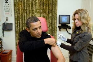 Медсестра Белого дома вводит Президенту США Бараку Обаме вакцину против   вируса H1N1. Фото Pete Souza/White House via Getty Images
