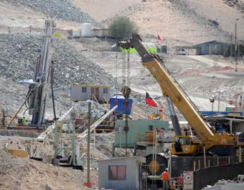 До чилийских шахтеров спасатели могут добраться в начале ноября