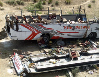 В Индии  около 30 человек погибли в результате аварии автобуса. Фото: STR/AFP/Getty Images