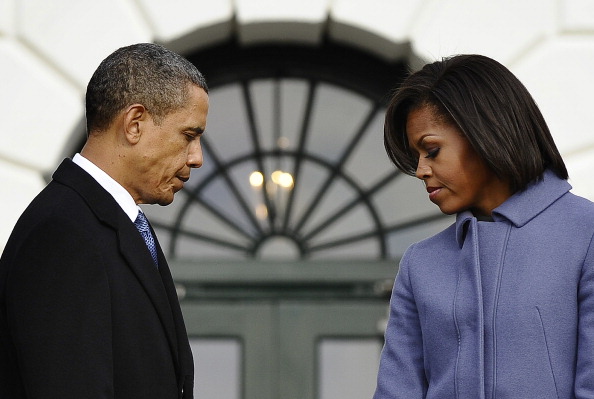 Барак Обама и Мишель Обама минутой молчания почтили память жертв трагедии в Аризоне