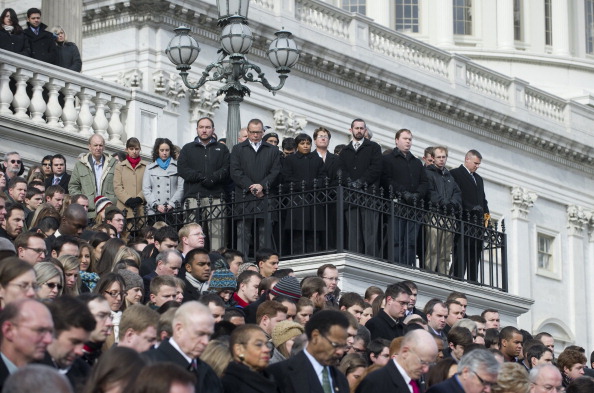 Барак Обама и Мишель Обама минутой молчания почтили память жертв трагедии в Аризоне