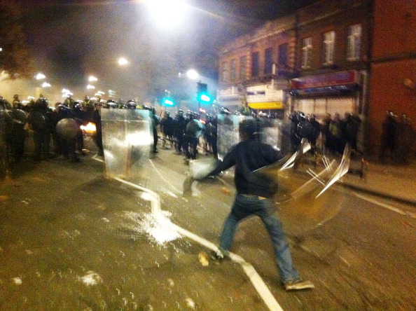 Уличные беспорядки в Лондоне начались в субботу вечером, 6 августа, в знак протеста против произошедшего в четверг, 4 августа. Тогда полицейские застрелили 29-летнего местного жителя. Стало известно, что убитый молодой человек также стрелял в полицейского, но пуля попала в его рацию. Фото:LEON NEAL/AFP/Getty Images 