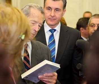 В день своего 90-летия бывший король Румынии Михай в румынском парламенте получил книгу «Девять комментариев о коммунистической партии»