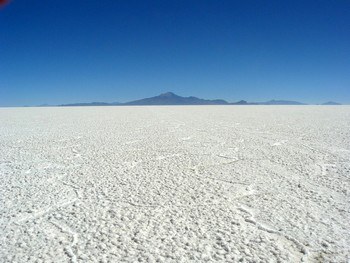 Салар-де-Уюни является самой крупной соляной пустыней в мире. Фото с botinok.co.il