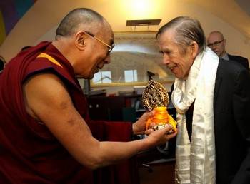 Далай-лама приехал в Прагу, чтобы встретиться с чешским экс-президентом