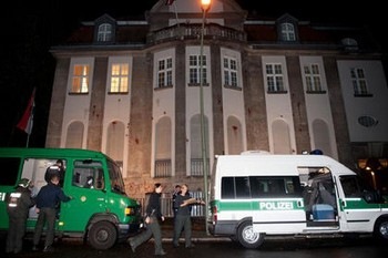 Полиция была вынуждена арестовать около 30 протестующих, проникших в сирийское посольство в Берлине. Фото с stern.de
