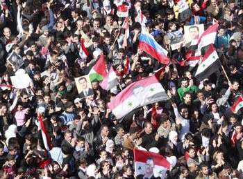 Десятки тысяч сирийцев протестуют против исключения Сирии из Лиги арабских государств. Фото: Youssef Badawi /DPA
