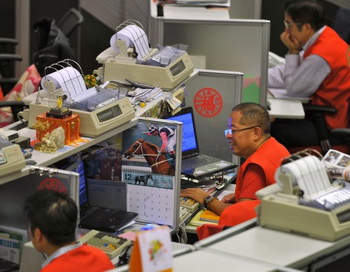 Трейдеры Гонконгской фондовой биржи (HKEx), которым 5 марта сократили перерыв на обед, теперь будут работать ещё больше. Фото: Aaron Tam/AFP/Getty Images